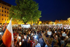 波蘭當地時間20日舉行了全國性的示威活動，抗議最高法院的一項富有爭議的法案獲得國會下院通過。（圖源：路透社）