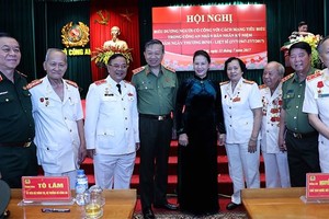 國會主席阮氏金銀(中)、公安部長蘇霖(左四)與代表們在表彰會議上合影留念。（圖源：仲德/越通社）