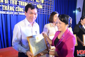 市勞動聯團主席陳金燕向各集體頒發獎狀。（圖源：VOH）