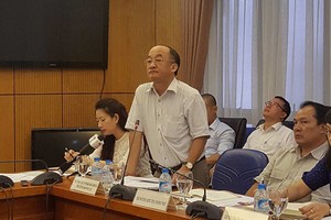 司法部所屬行政違規處罰和執法監管局長鄧青山在該部例行新聞發佈會上表示，司法部已向政府總理上呈報告，提出有關當前解決方案及長久解決措施的建議。（圖源：泰山）