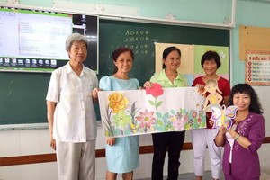 各位老師合照並互贈親手做的手工作品留念。（圖源：海韻）