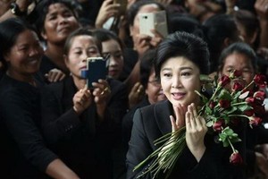 英拉7月21日現身法院時，有大批支持者在場為她打氣。(圖源：互聯網)