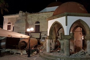 地震發生後，房屋受損嚴重。(圖源：AP)