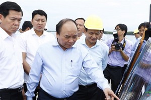 阮春福總理聽取丐密港領導匯報港口的規劃與發展導向。（圖源：越通社）