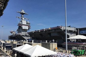 數千名美國民眾也來到諾福克海軍基地，觀看航母的服役儀式。(圖源：互聯網)