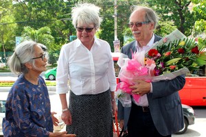 赫拉爾杜斯‧霍夫特(右)教授偕同夫人抵達平定省參加在歸仁市舉辦的關於宇宙科學的活動。（資料圖：M.Hoàng）