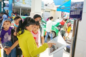 家屬在兒童一醫院的病人意見考察系統上評價醫院的服務質量。（圖源：互聯網）