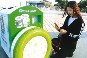 可過瀘污水並灌溉樹木和以太陽能給手機充電的垃圾桶。（圖源：互聯網）