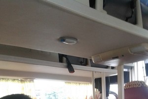 為了坐得舒適，人們在乘搭客車時都沒繫上安全帶。(圖源：互聯網)