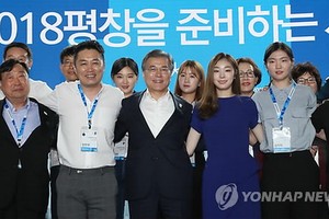 7月24日下午，在平昌阿爾卑西亞度假村，文在寅（前排左三）出席平昌冬奧倒計時200天紀念活動，與籌備人員合影。(圖源：韓聯社)