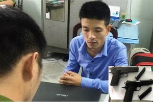 嫌犯阿俊在公安機關供述。小圖為公安在嫌犯阿俊的出租房裡搜到的短槍2把。（圖源：互聯網）