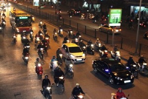 公安部告知，參加交通者從晚上7時至翌日早上5時或在天氣惡劣、迷霧中導致視線模糊時務必亮燈行駛。 (示意圖源：互聯網)