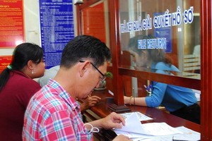 民眾正在市司法廳辦理行政手續。 