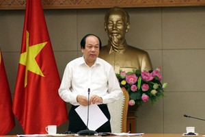 政府辦公廳主任梅進勇部長在會議上發表講話時，向融資緩慢且低於兩成的13部委、地方轉達政府總理的批評。（圖源：VOV）