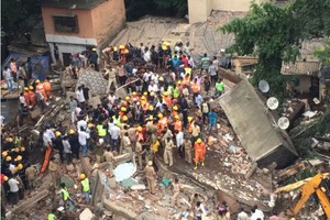 印度孟買北部城區25日發生的一起居民樓垮塌之現場。（圖源：互聯網）