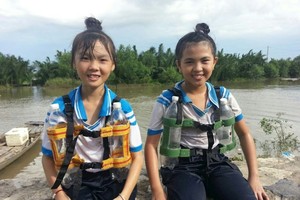 圖為瓊簪與玉絨穿上自製的救生衣。（圖源：美林）