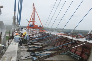 經逾3年施工架設橫跨後江，並連接同塔省與芹苴市的環貢橋已完成了93%工作量，預計將於今年9月份合龍，11月通車。（資料圖源：英軍）