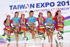 新世紀文化藝術團表演舞蹈。