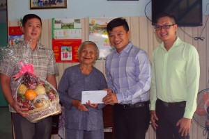 萬盛發集團代表探望和贈送禮物給顏氏喜大娘。（資料圖源：趣兒）