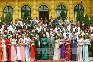 國家副主席鄧氏玉盛(前排,中)在主席府與越南中小企業協會的各企業及企業家模範代表團合影留念。（圖源：阮民/越通社）