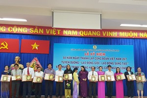 市教育與培訓廳代表人在阮友壽學校舉辦慶祝越南工會成立88週年暨越南教育工會成立日聚會上向優秀教師頒發獎狀。（圖源：阮友壽學校）