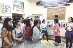 學生參觀華人革命傳統室。（圖片來源：仁建）