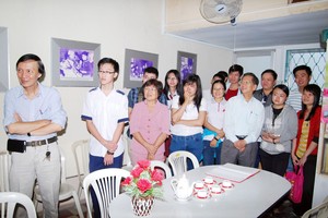 本報青年創作俱樂部會員參觀市華人革命傳統室。