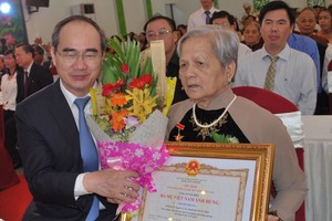 市委書記阮善仁向阮氏細老大娘轉授 越南英雄母親國家榮譽稱號。