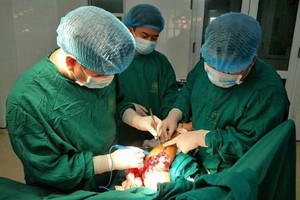 醫療人員正為一名使用不明來歷的網購中藥的患者治療發炎傷口。