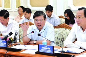 市人委會主席阮成鋒(中)主持會議。