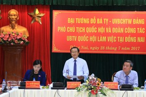 國會副主席杜伯巳在會議上發表講話。（圖源：越通社）