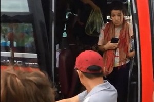 越日客車公司隨車員辱罵並驅逐遊客下車。（圖源：視頻截圖）