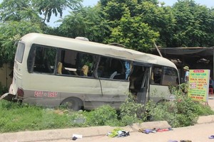 兩車猛烈相撞後導致客車衝向路邊並闖進一間飲料店。（圖源：越通社）