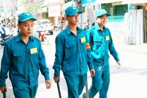 李煌俊（中）與自衛民兵正在巡邏街區。