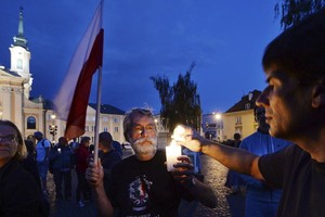 波蘭民眾舉行遊行抗議司法改革。（圖源：互聯網）