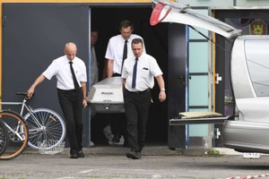 歹徒在離開舞廳之際與警方發生交火，目前傷勢嚴重。圖為警方將一名死者的遺體抬出舞廳。(資料圖源：Felix Kaestle/AP)