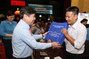 市人委會主席阮成鋒向與會代表贈送禮物。