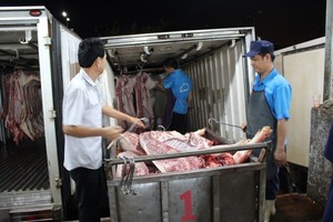 平田集散市場7月31日凌晨時輸進的已宰豬隻100%未帶上追溯二维码脚環。（圖源：黃越）