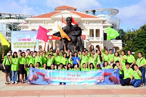 圖為2017年本市與海外青少年僑胞夏令營參加人員合影留念。（圖源：雄科）