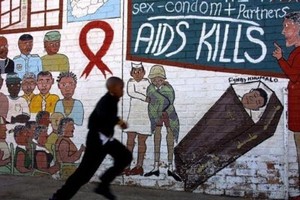 南非愛滋病感染者突破 700 萬。圖為南非街頭壁畫提醒人們防範愛滋病。（圖源：互聯網）