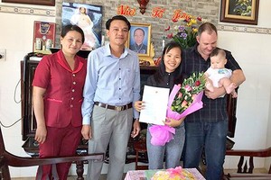 巴地-頭頓省州德縣人委會為新生兒住家實行上門送報生紙。（圖源：互聯網）