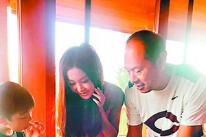 溫碧霞在兩位親人陪同下慶生。（資料圖源：互聯網）