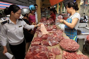 檢查團在集散市場對豬肉來源展開檢查。（圖源：武生/越通社）