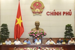 政府總理阮春福(中)昨(2)日上午在政府辦事處主持有關《特殊行政-經濟單位(簡稱特區)法》草案的政府常務會議。（圖源：互聯網）