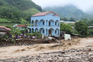 山羅省洪水過後街道上淤泥堆積一片狼藉。（圖源：互聯網）