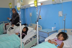 送往醫院治療的食物中毒兒童。（示意圖源：互聯網）