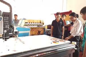 圖為參展觀眾關注鐳射切割技術。（資料圖源：曉 東）