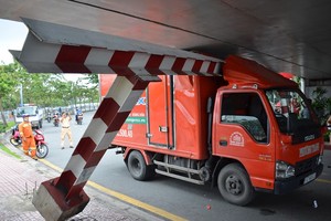 編號51C-500.40卡車廂卡在橋下的限高杆，導致現場交通受阻。（圖源：H.Tâm）