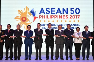 政府副總理、外交部長范平明（左四）出席AMM50會議。（圖源：越通社）