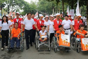 社會各界人士參加徒步活動。（圖源：愛心）